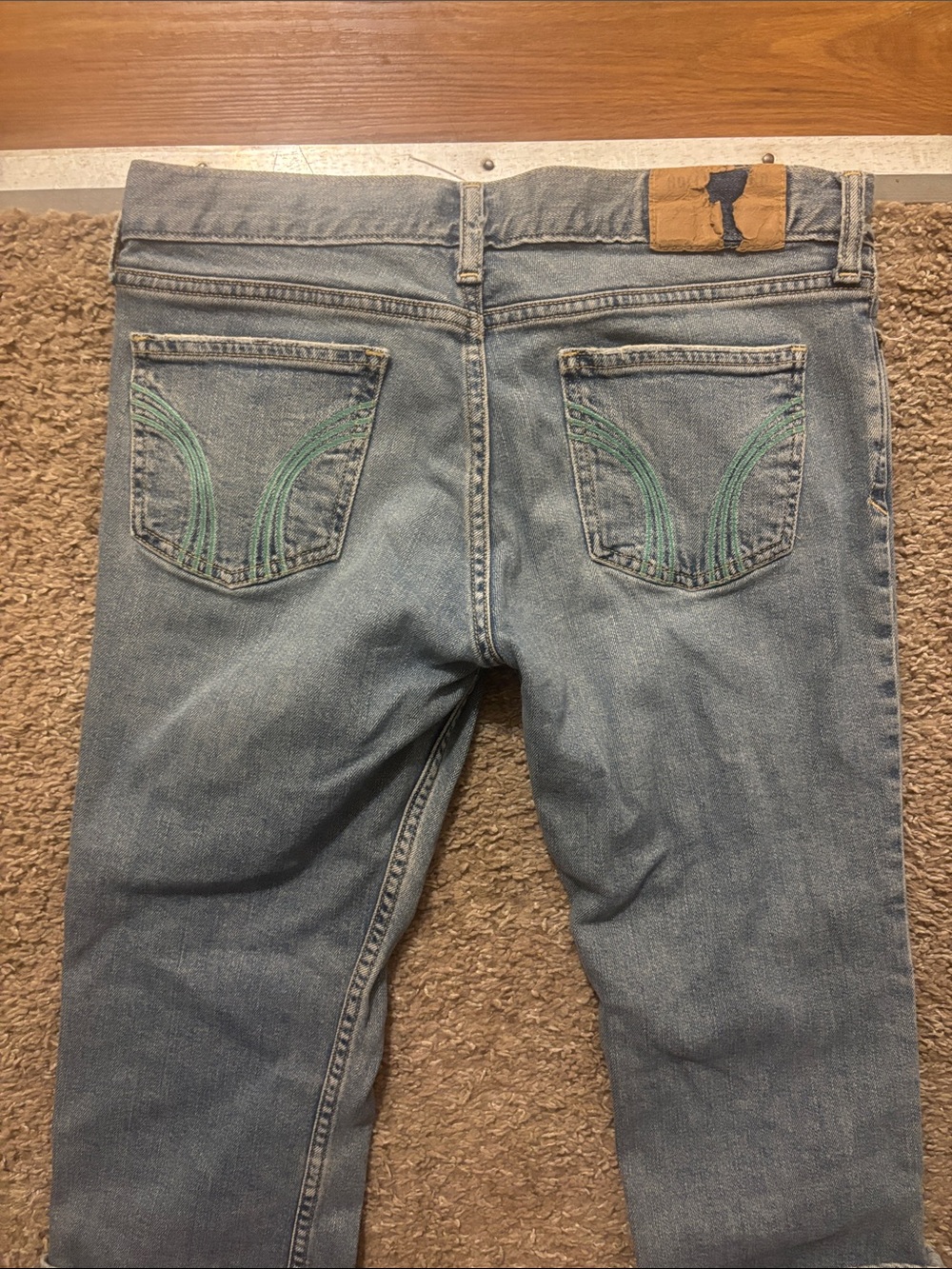 Hollister Women's 7 Mid Wash Cropped Jeans Green Embroidered Design Back Pocket - Picture 8 of 9